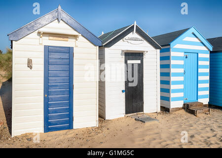 Una fila di cabine sulla spiaggia, su Southwold Beach sulla costa di Suffolk Foto Stock