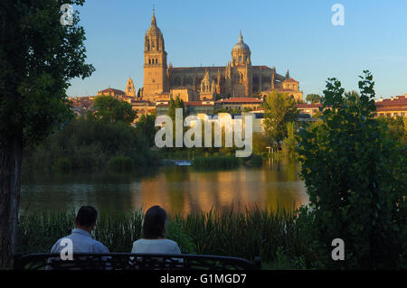 Cattedrale e il fiume Tormes, Salamanca, Castiglia-Leon, Spagna. Foto Stock