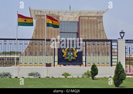 Accra, Ghana - Bandiera casa personale del presidente della Repubblica del Ghana, vista frontale con stemma e bandiere di Ghana Foto Stock