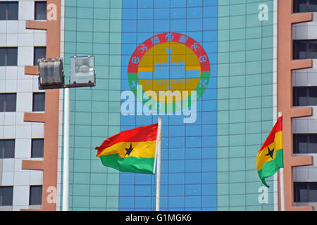 Il recentemente ristrutturato lavoro 600 edificio del Parlamento del Ghana, urtando il parlamento emblema e bandiere di Ghana Foto Stock