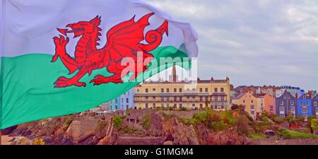 Il Galles, Tenby - davanti il Welsh bandiera nazionale Foto Stock