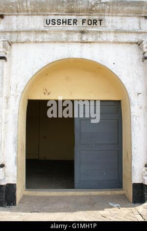 In Ghana, Fort Ussher, Slave Fort di Trans Atlantic commercio di schiavi, Accra in Africa occidentale, vecchia prigione parte. Fort Ussher ingresso Foto Stock