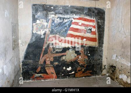 In Ghana, Fort Ussher, Slave Fort di Trans Atlantic commercio di schiavi, Accra in Africa occidentale, vecchia prigione parte. Graffiti noi bandiera Foto Stock