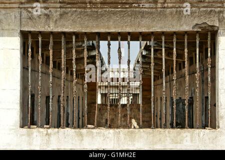 In Ghana, Fort Ussher, Slave Fort di Trans Atlantic commercio di schiavi, Accra in Africa occidentale, vecchia prigione parte. Finestra di prigione, bar Foto Stock