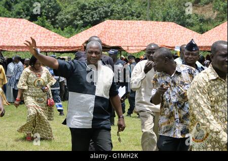 John Mahama, Presidente del Ghana, saluto in moda casual outfit, circondato dal governo del Ghana, Ghana e la polizia, Foto Stock