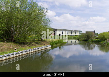 Moderno impianto di imbottigliamento a Carlsberg Brewery, Northampton, Regno Unito Foto Stock