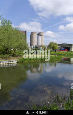 Birreria Carlsberg sulle rive del fiume Nene, Northampton, Regno Unito Foto Stock