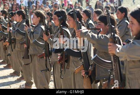 Femmina PKK curdo fighters durante l'addestramento militare in una propaganda foto rilasciata dal dei lavoratori del Kurdistan 17 maggio 2016 nel Kurdistan iracheno. Foto Stock