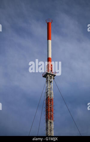 Parte superiore del rosso e del bianco della torre radio Foto Stock