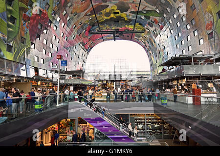 Interni colorati del mercato di Rotterdam (mercato di Rotterdam) presso la piazza Blaak olandese Paesi Bassi Foto Stock