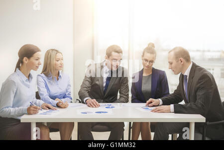 Il team di business con i documenti di discussione Foto Stock