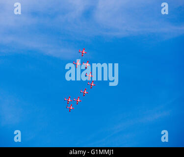 Il Snowbirds, forze canadesi 431 Squadrone, air show dimostrazione di volo team, sorvolano Summerland, BC, Canada Foto Stock