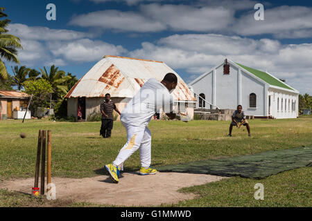 Ciò che la sinistra britannica Figi! Mercoledì partita di cricket sulla striscia di fronte la Chiesa Metodista e Kelepi è battere. Namuka-i-Lau, Isole Figi Foto Stock