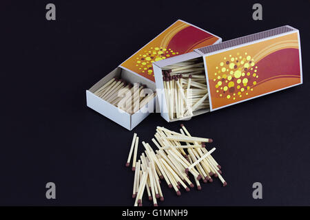 Corrispondenze assortiti con match box su sfondo nero Foto Stock