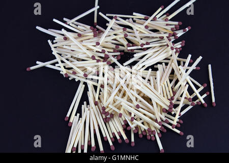 Corrispondenze assortiti su sfondo nero Foto Stock