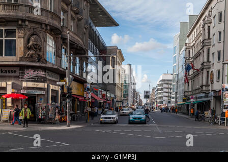 Il Checkpoint Charlie in Friedrichstrasse , da una giunzione con le automobili e le persone che attraversano le Foto Stock