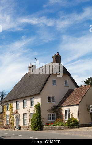 Affascinanti cottage con tetto in paglia in Dorchester Road, Tolpuddle, Dorset nel mese di aprile Foto Stock