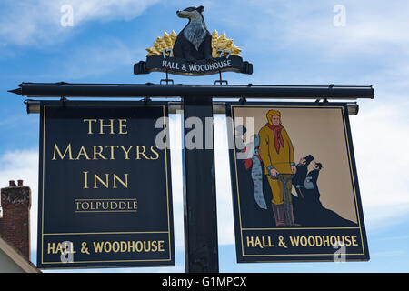 I martiri Inn pub Hall & Woodhouse segni di Tolpuddle, Dorset nel mese di aprile Foto Stock