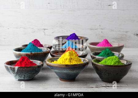 Vivid colorato Holi polvere colorante in CUPS. Profondità di campo. Foto Stock