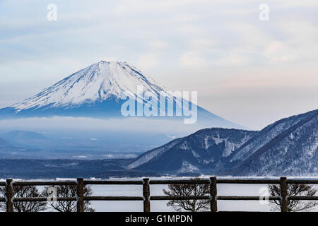 La bellissima montagna Fuji formano cinque tranquillo lago d'inverno. Giappone Foto Stock