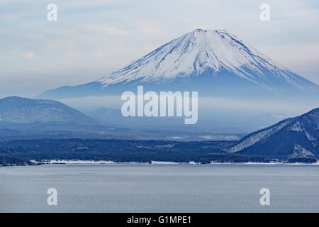 La bellissima montagna Fuji formano cinque tranquillo lago d'inverno. Giappone Foto Stock