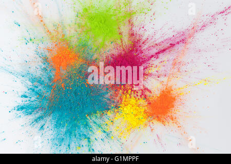 Esplosione di colori del concetto. Holi colorata esplosione di polvere su sfondo bianco Foto Stock