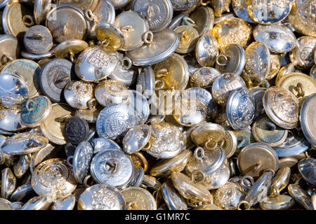 Tewkesbury, Regno Unito-Luglio 17, 2015: ORO & ARGENTO metallico pulsanti uniforme su una fase di stallo il 17 luglio 2015 a Tewkesbury Festival medievale Foto Stock