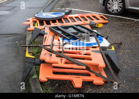 Un mucchio di barriere stradali e segni a sinistra su una strada di Norwich. Foto Stock