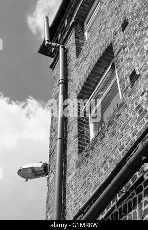 Vista verticale di un ex mulino ora utilizzato come uffici moderni in una città tipica. Foto Stock