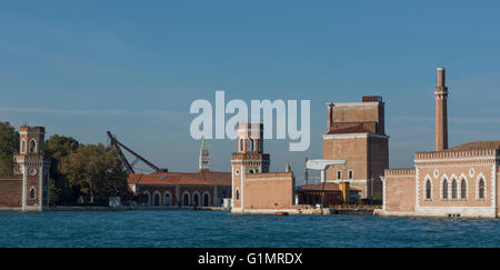 Vista sull'arsenale con il Campanile di San Marco dalla laguna Foto Stock