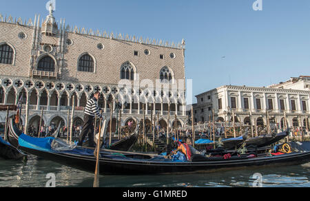 Gondole davanti a Palazzo Ducale) Foto Stock