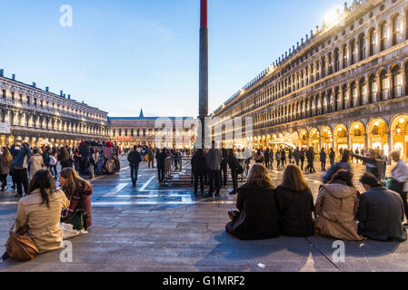 Piazza San Marco con giovani turisti dopo il tramonto Foto Stock