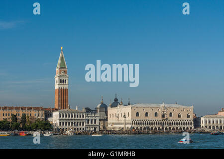 Il Palazzo Ducale e il Campanile di San Marco visto dal Canale della Giudecca Foto Stock