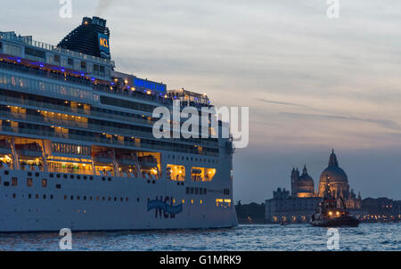 Nave da crociera Jade norvegese lascia Venezia e passando la Giudecca con Santa Maria della Salute di sera Foto Stock