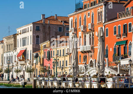 Tipiche case in stile veneziano accanto al Canale Grande Foto Stock