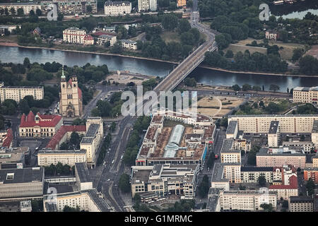 Vista della città tedesca di Magdeburgo da una mongolfiera. Il Neue Strombruecke (lit. Nuovo ponte di flusso) oltre il fiume Elba può Foto Stock