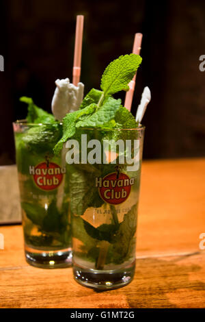 Verticale di vista ravvicinata dei due mojitos a Cuba. Foto Stock