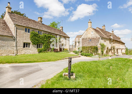 Il pittoresco villaggio Costwold poco Barrington, Gloucestershire, England, Regno Unito Foto Stock