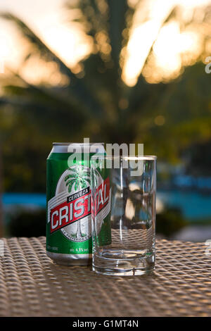 Verticale di vista ravvicinata di un non aperto di Cristal birra in Cuba. Foto Stock