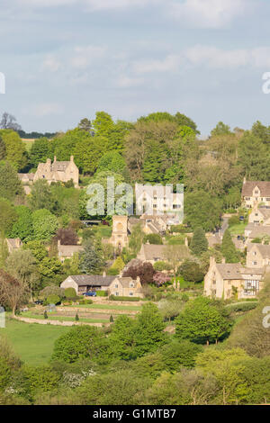 Nel tardo pomeriggio la luce al di sopra del villaggio Costwold di Snowshill, Worcestershire, Enhland, REGNO UNITO Foto Stock