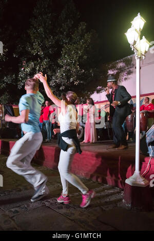 Vista verticale della gente a ballare per un gruppo di salsa al Casa de la Musica (Casa della Musica) in Trinidad, Cuba. Foto Stock