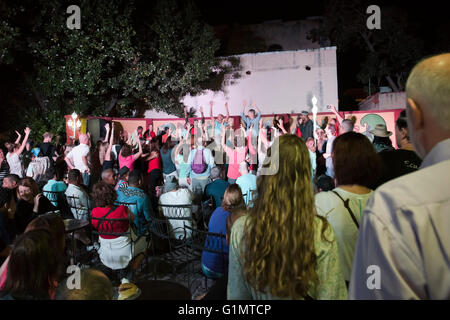 Vista orizzontale della gente a ballare per un gruppo di salsa al Casa de la Musica in Trinidad, Cuba. Foto Stock