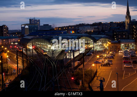Newcastle upon Tyne stazione ferroviaria di notte, prese dalla cima del castello tenere Foto Stock