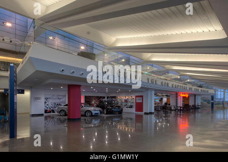 Eisenhower aeroporto nazionale, Wichita, KS. Vista interna verso Wet mostra2d piano lounge al di sopra della zona commerciale. Foto Stock