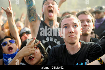 Di fronte alla folla un outdoor Music Festival di San Bernardino, California Foto Stock