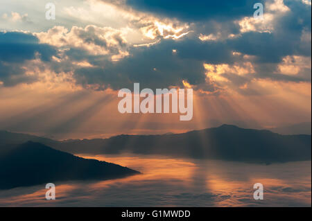 Autunno mattina vista montagna con sunbeam e haze a Doi Pha Tang, Chiang Rai Foto Stock