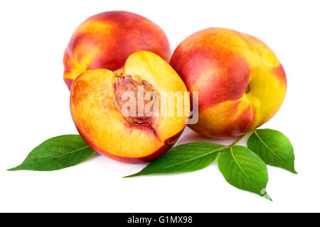 Pesche noci frutta organica con foglie su sfondo bianco. Foto Stock