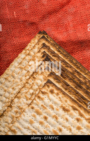 Matzah - Pasqua ebraica pane sulla tela rossa Foto Stock