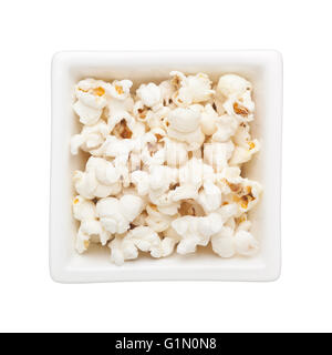 Plain popcorn in un recipiente quadrato isolato su sfondo bianco Foto Stock