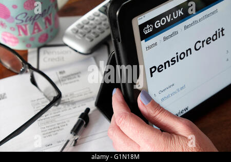 gov.uk pagina principale del credito pensionistico statale sullo schermo del tablet del computer Foto Stock